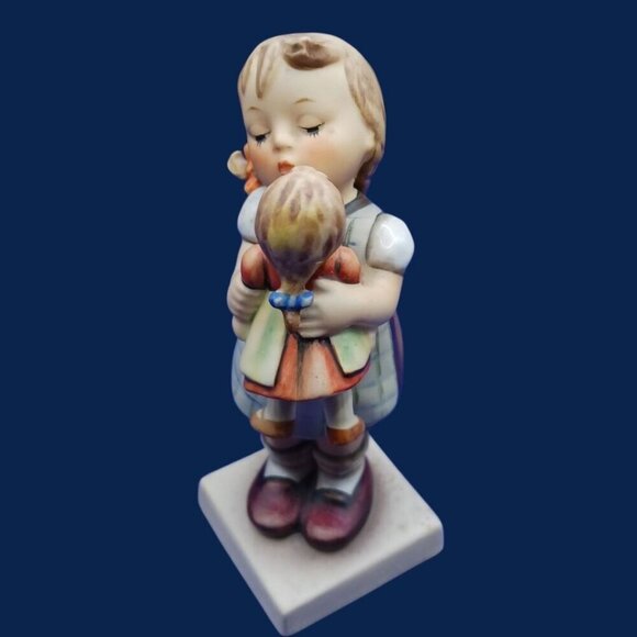 Hummel Goebel Vtg Figurine "Kiss Me" Girl With Doll '6' - Picture 6 of 10